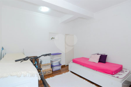 Casa à venda com 4 quartos, sendo 1 suíte, em Jardim Nova Taboão, Guarulhos, SP
