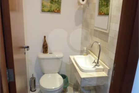 Casa à venda com 3 quartos, sendo 1 suíte, no condomínio Morada dos Pinheiros, São Paulo - SP