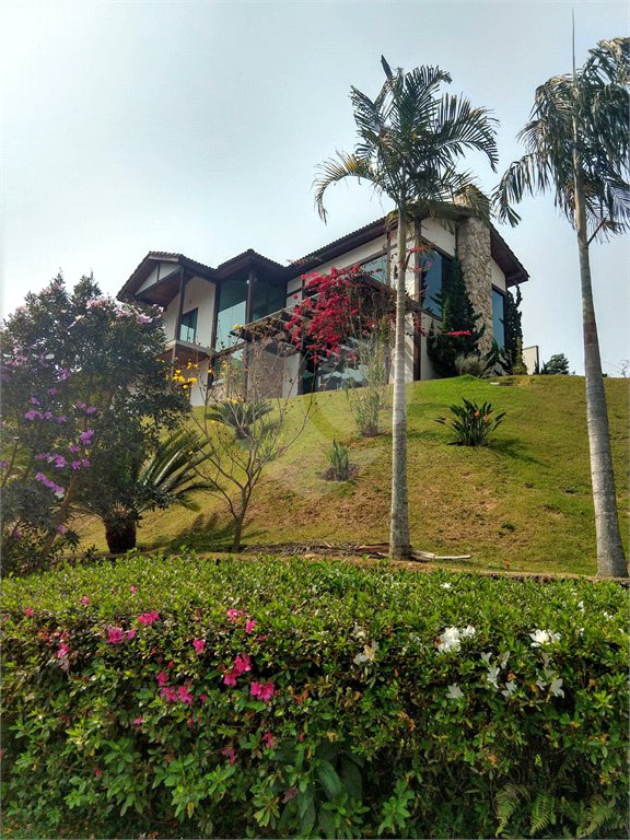 Casa à venda com 5 quartos, sendo 1 suíte, no condomínio Canada Village, Mairiporã - SP