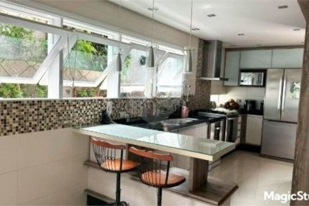 Casa com 400m², 4 dormitórios, sendo 3 suítes, 5 vagas de garagem, à venda na Vila Prudente.
