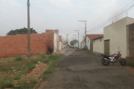 Terreno com 2.201,56 m² de área total.