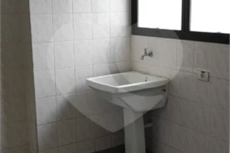 Apartamento Espaçoso com 4 Dormitórios, Suíte e Varanda no Jardim Paris