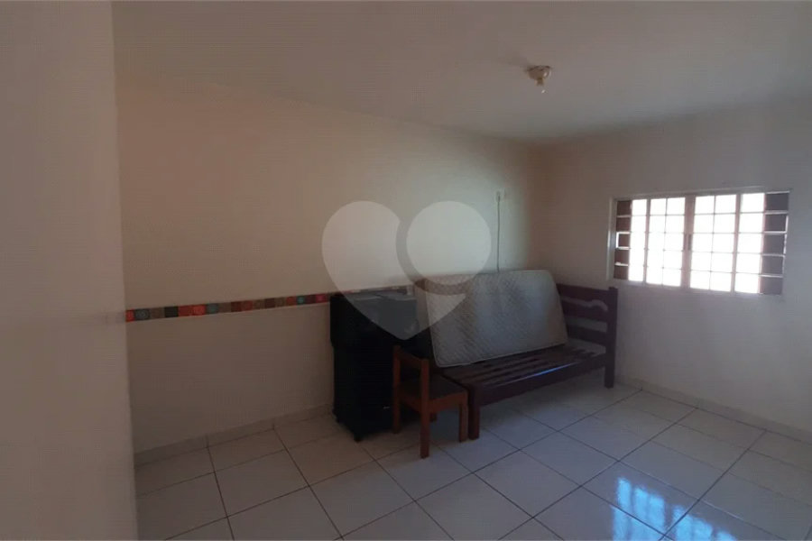 Casa comercial Ampla em frente ao Colégio Salesiano com 3 Salas, 1 Copa e Banheiro na Sobreloja em Santa Terezinha-Sp