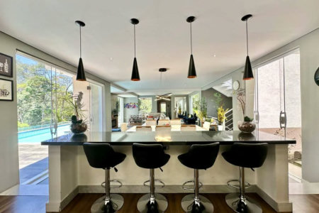 Magnífica Casa Contemporânea na Fazendinha - 4dorms | 3 Suites | Gourmet, piscina, lareira, hóspedes, escritório! Muito Verde e Tranquilidade em um dos melhores condominios da Região .