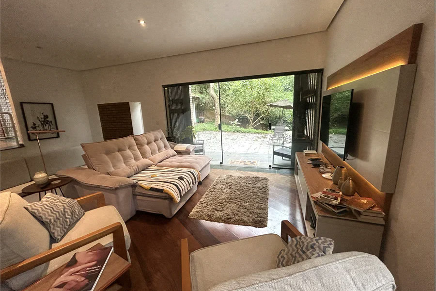 Casa em condomínio com 3 dormitórios, 01 suíte, garagem para 06 carros, área gourmet, piscina.