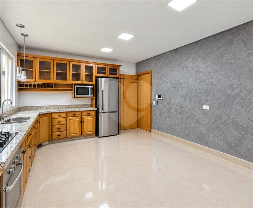 Sobrado geminado com 185 m², 3 suítes, closet, 4 vagas, área gourmet, sótão, energia solar, aquecimento de água e sistema completo de segurança.