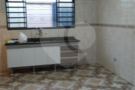 Casa Térrea com 3 dormitórios, sendo 1 suíte.