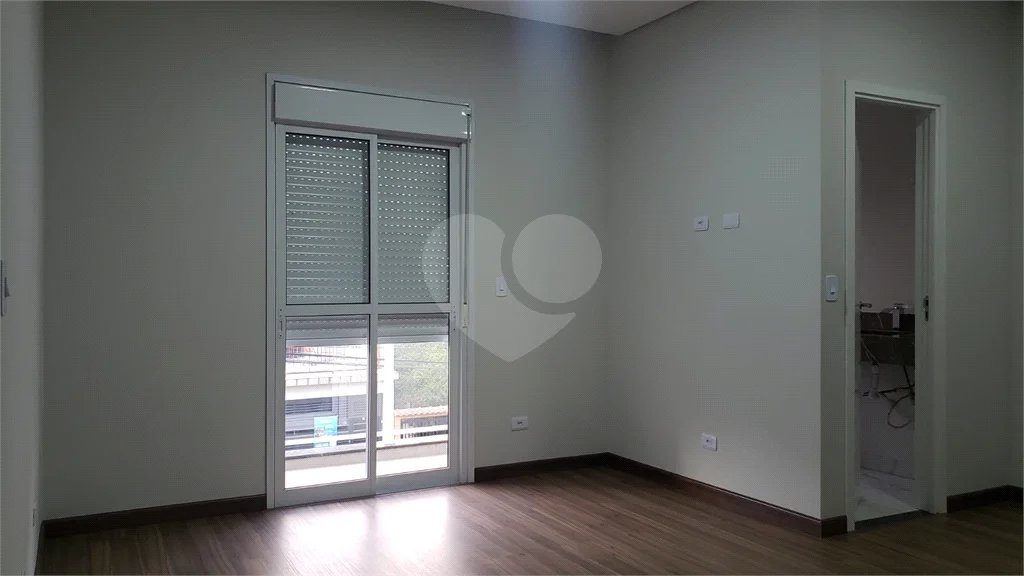 Sobrado novo com 3 suítes, 4 vagas, espaço gourmet com churrasqueira, jardim de inverno e acabamento premium. Conforto, modernidade e sofisticação.