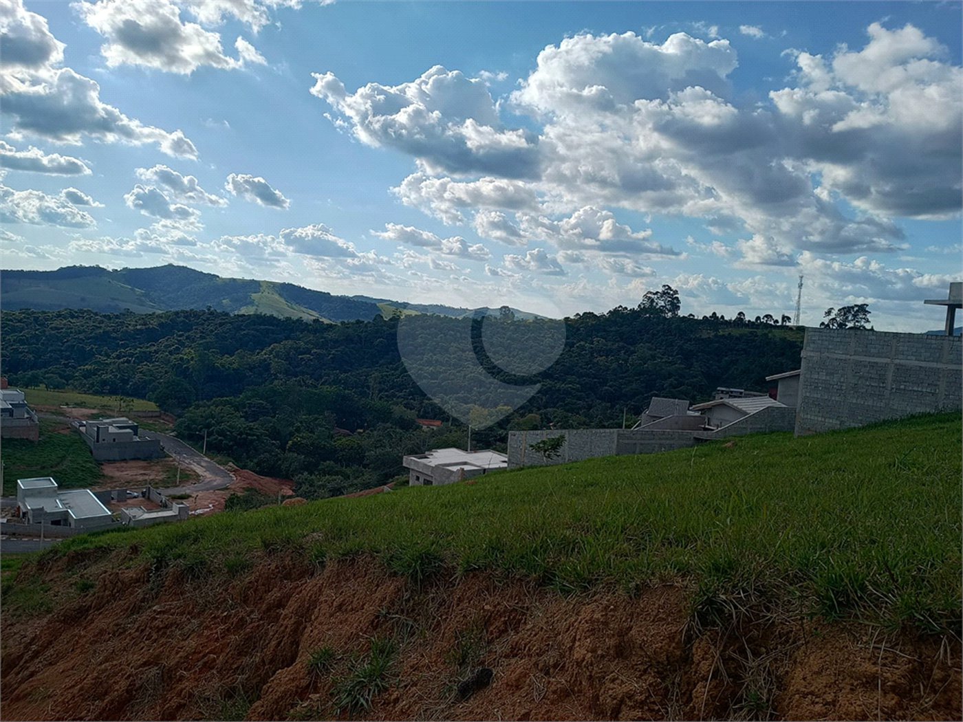 Terreno Exclusivo em Condomínio Fechado a 10 Minutos de Atibaia