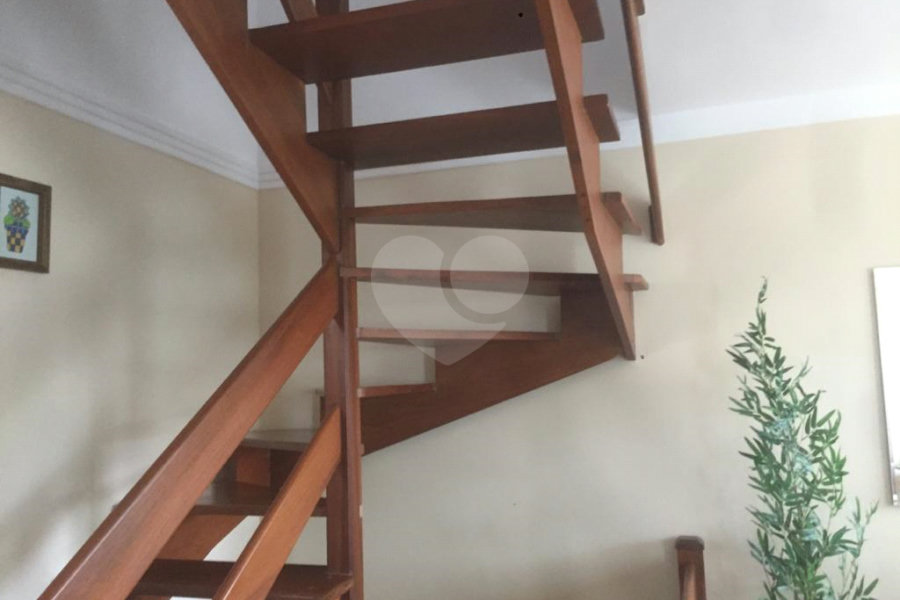 Casa à venda com 3 quartos, sendo 1 suíte, no condomínio Morada do Horto, São Paulo - SP