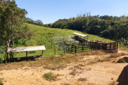 Sítio à venda com 5 quartos, sendo 1 suíte,  em Área Rural de Tapiraí, Tapiraí, SP