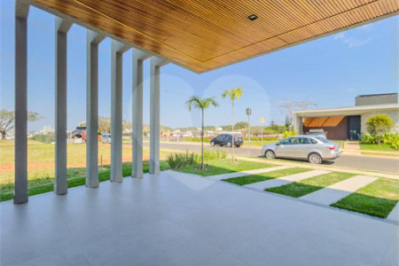 Indaiatuba - Condominio Villa Sapezal - 318 m² de Terreno - 230 m² de Área Construída - 3 suítes, sendo 1 Master com closet planejado - Sala de TV - Sala de estar integrada à Sala de jantar - Cozinha com móveis planejados - Despensa - Escritório planejado - Lavabo - Piscina com preparação para aquec