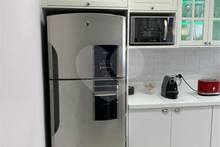 Sobrado à venda ou para alugar com 6 quartos, sendo 2 suítes, em Bosque da Saúde, São Paulo, SP