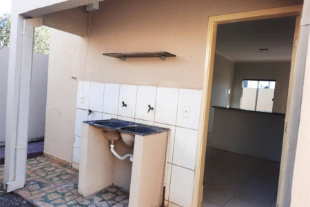 Casa à venda com 2 quartos em Residencial Ponta Porã I, Ponta Porã, MS