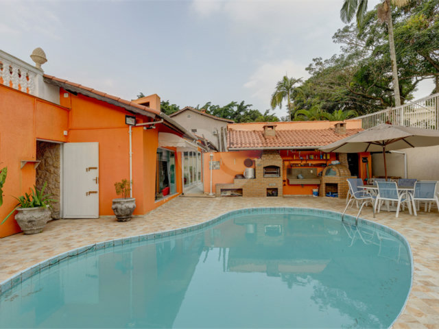 Casa Térrea à venda com 4 quartos, sendo 3 suítes,  em Interlagos, São Paulo, SP