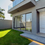 Casa à venda no bairro Loanda em Atibaia com 3 suítes e terraço solarium