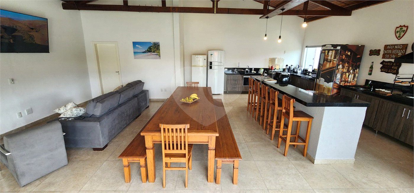 Casa à venda com 4 quartos, sendo 2 suítes, no condomínio Marinas, Bom Jesus dos Perdões - SP