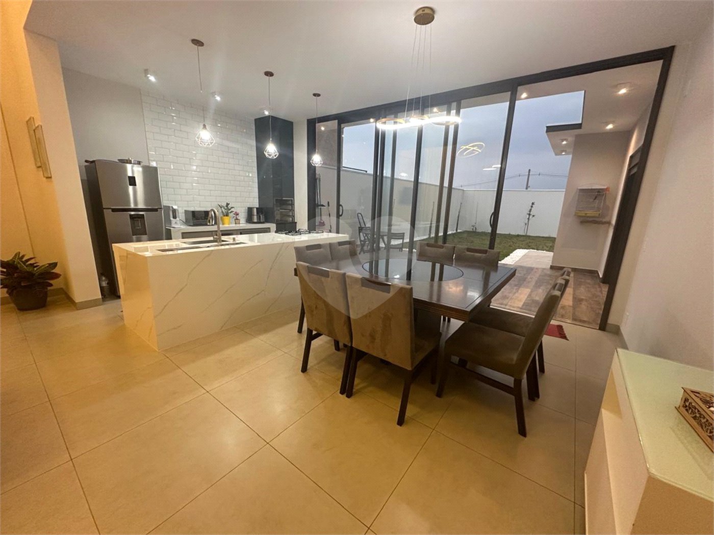 Casa à venda com 4 quartos, sendo 2 suítes, no condomínio Residencial Golden Ville, Itapetininga - SP