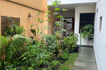 Casa à venda com 3 quartos, sendo 1 suíte, em Vila Mariana, São Paulo, SP