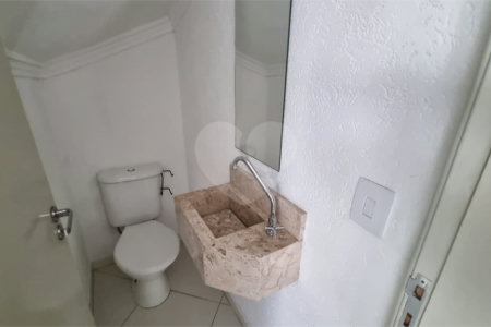 Casa à venda com 3 quartos, sendo 1 suíte, no condomínio Rafaela I, São Paulo - SP