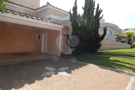 Casa à venda com 3 suítes no condomínio Recanto dos Paturis, Vinhedo - SP