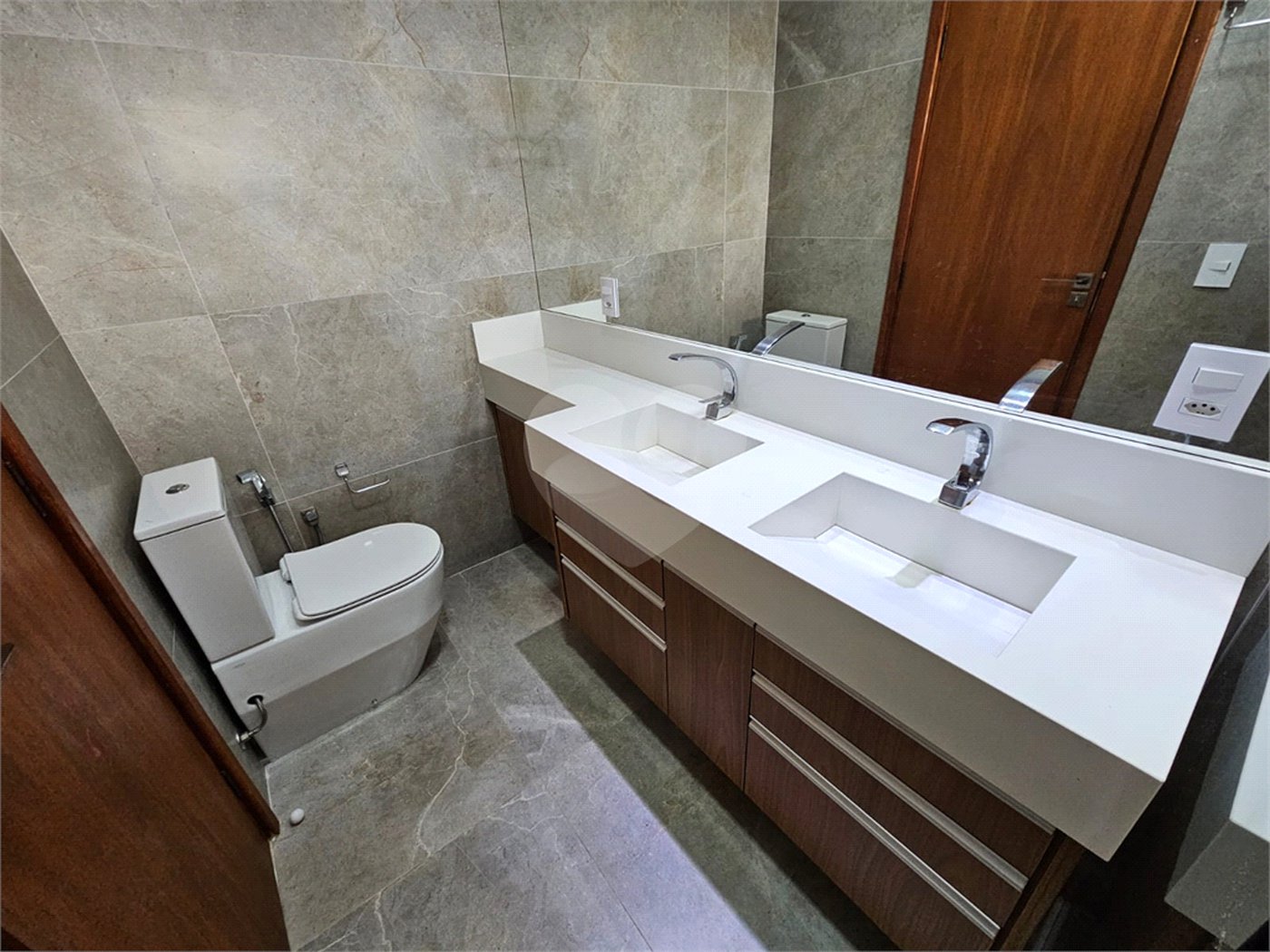 Casa à venda com 3 quartos, sendo 1 suíte,  no condomínio Mantova, Indaiatuba - SP