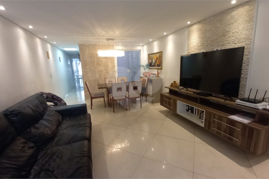 Sobrado à venda com 3 suítes em Vila Nivi, São Paulo, SP