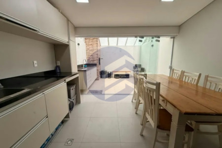 Casa à venda com 2 quartos, sendo 2 suítes, no condomínio Vilas V, São Paulo - SP