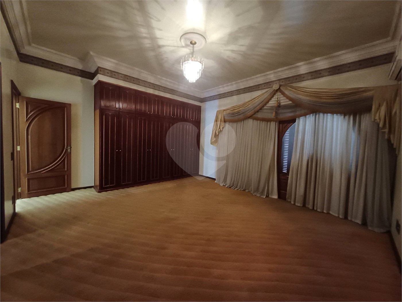 Casa à venda com 6 suítes no condomínio Portal da Raposo, Sorocaba - SP