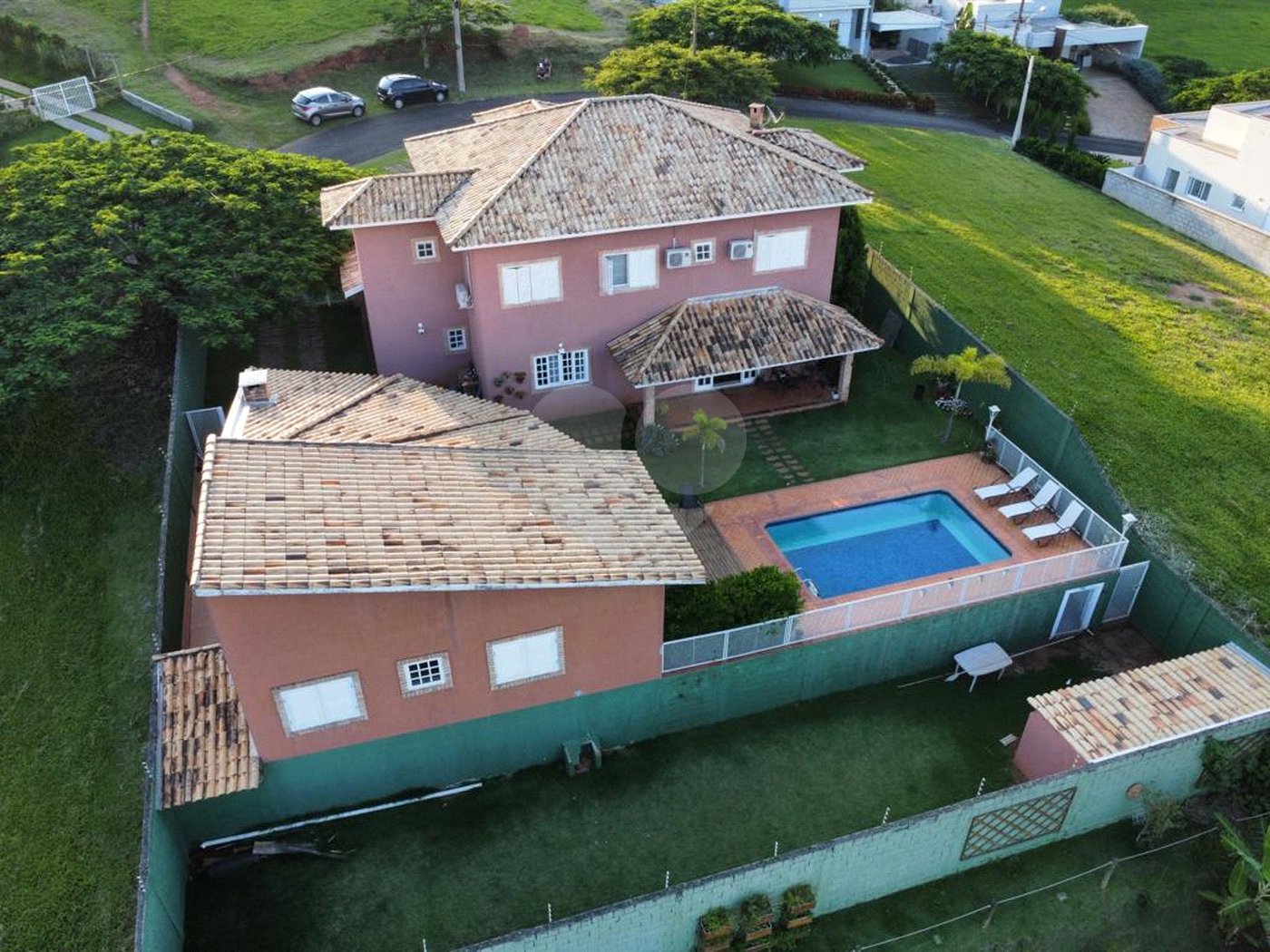 Casa à venda com 5 quartos, sendo 3 suítes, no condomínio Santa Teresa 1, Vinhedo - SP