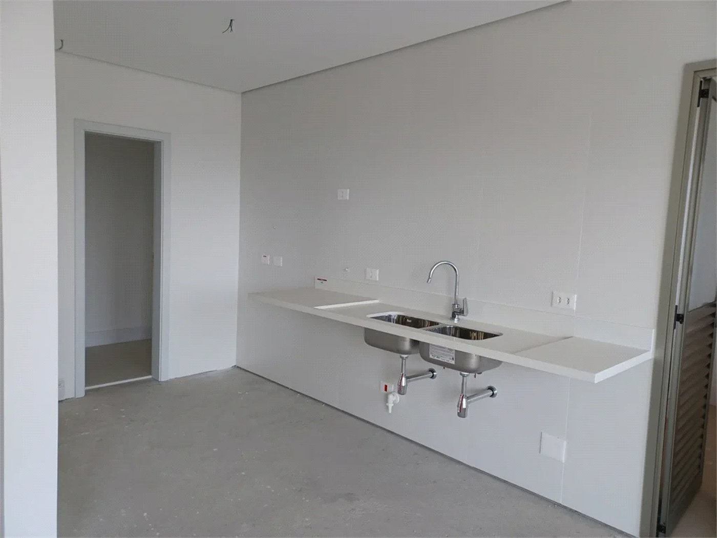 Apartamento à venda com 4 suítes em Real Parque, São Paulo, SP