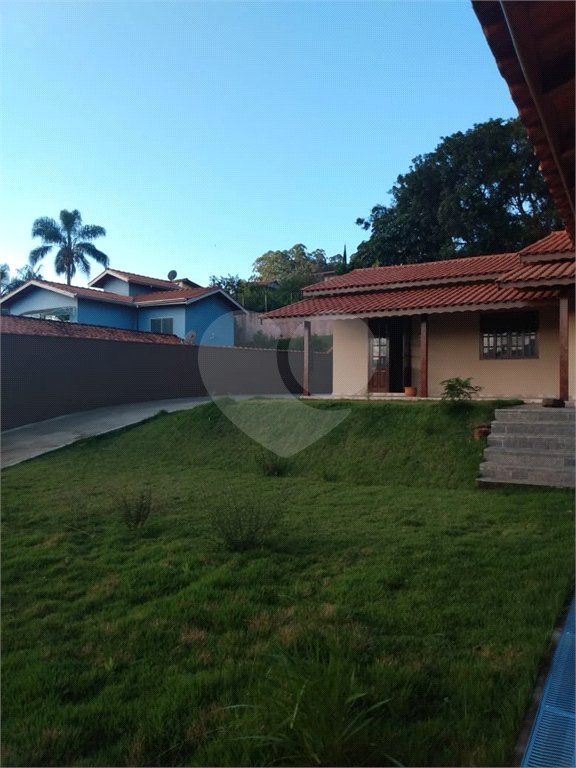 Casa à venda com 3 quartos, sendo 1 suíte, no condomínio Marf Ii, Bom Jesus dos Perdões - SP