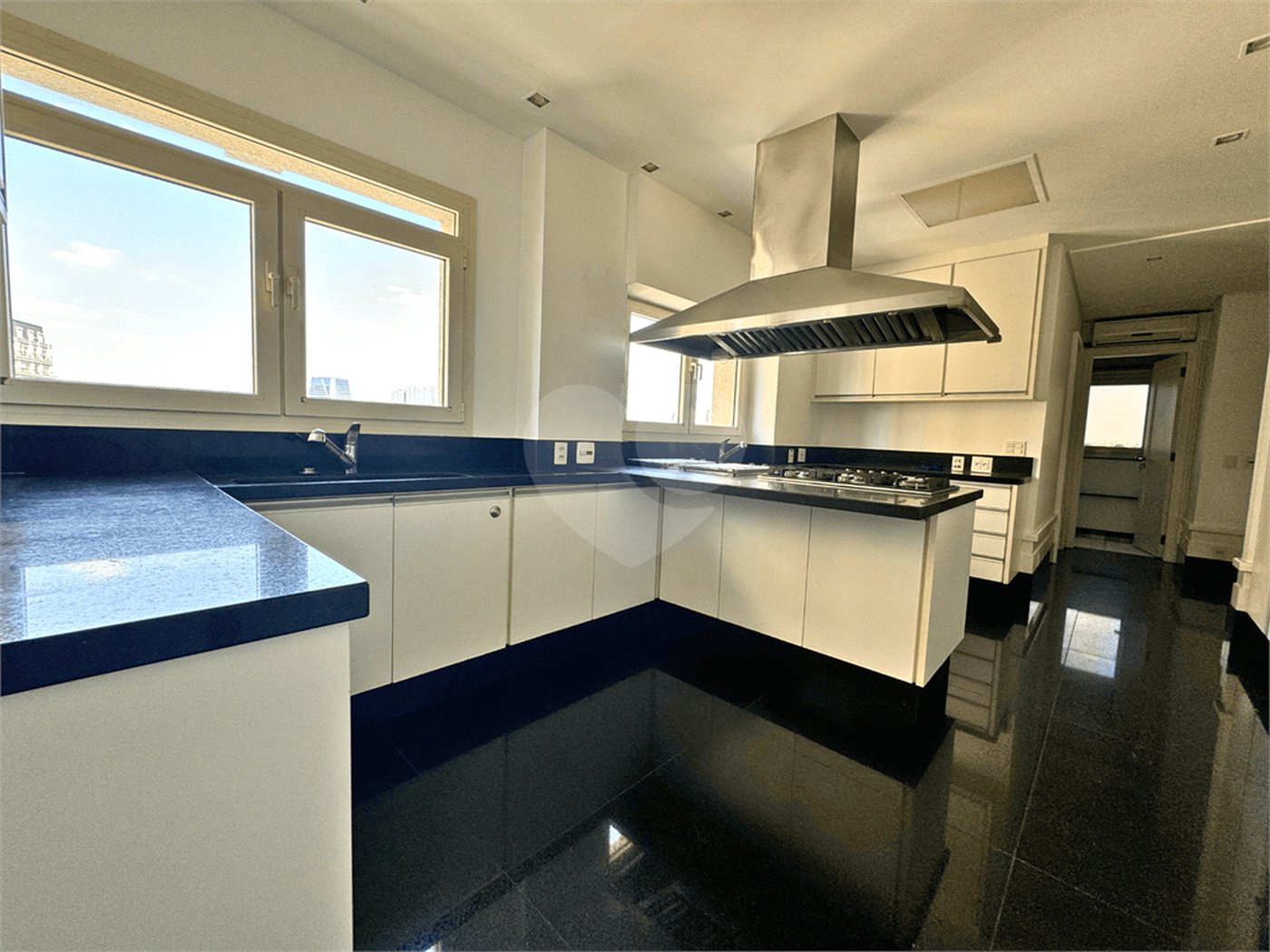 Duplex à venda ou para alugar com 5 suítes em Jardim Europa, São Paulo, SP