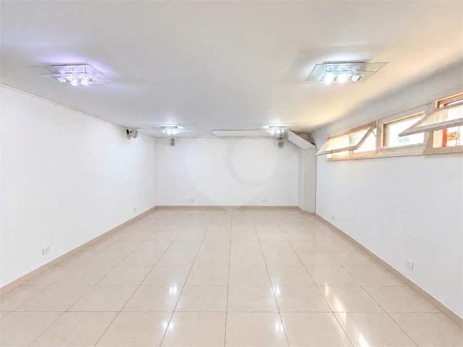 Casa à venda com 3 quartos, sendo 1 suíte, no condomínio Vila das Emboabas, São Paulo - SP