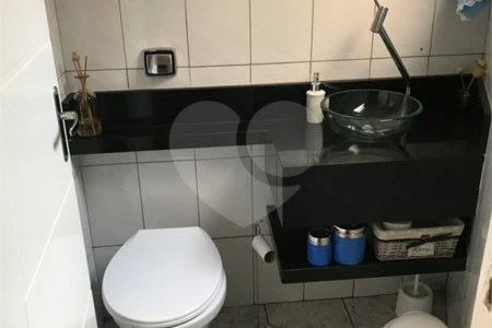 Sobrado à venda com 3 quartos, sendo 1 suíte, em Vila do Castelo, São Paulo, SP