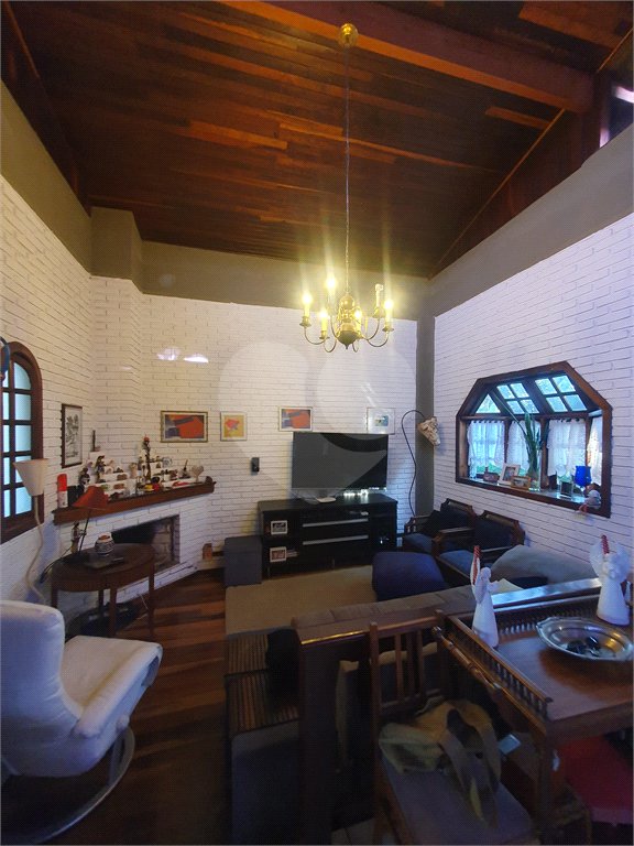 Casa à venda com 4 quartos, sendo 2 suítes,  no condomínio Vinhas da Vista Alegre - Lado Café, Vinhedo - SP