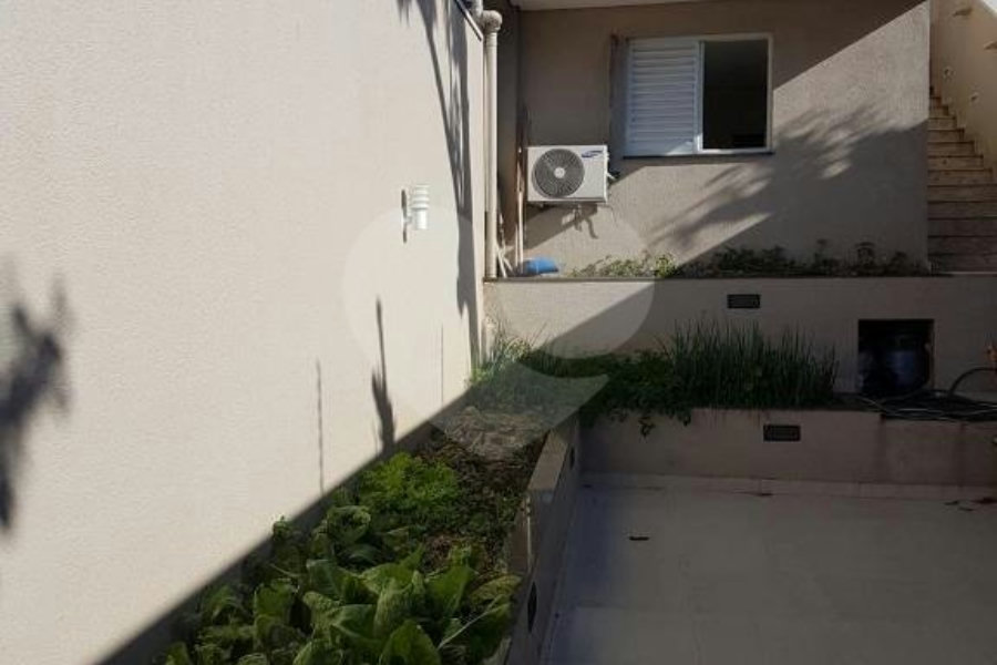 Sobrado à venda com 4 quartos, sendo 2 suítes, em Parque Maria Domitila, São Paulo, SP