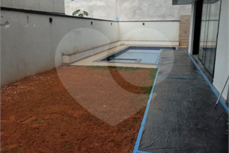 Casa à venda ou para alugar com 5 quartos, sendo 3 suítes, no condomínio Figueira Garden, Atibaia - SP