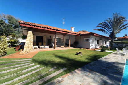 Casa à venda com 7 quartos, sendo 1 suíte, em Condomínio Flamboyant-b, Atibaia, SP