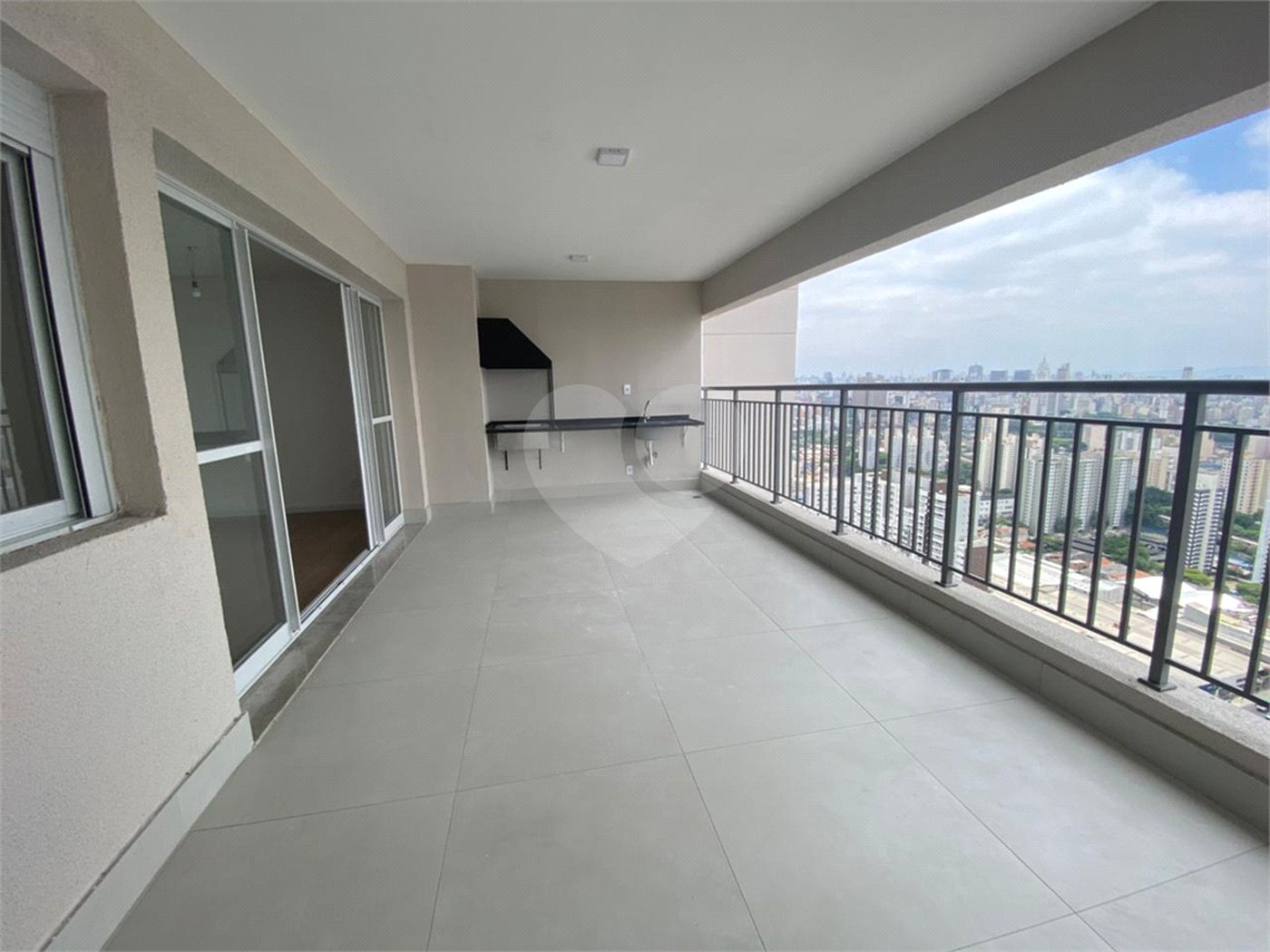 Apartamento com 3 quartos e varanda gourmet próximo do metrô