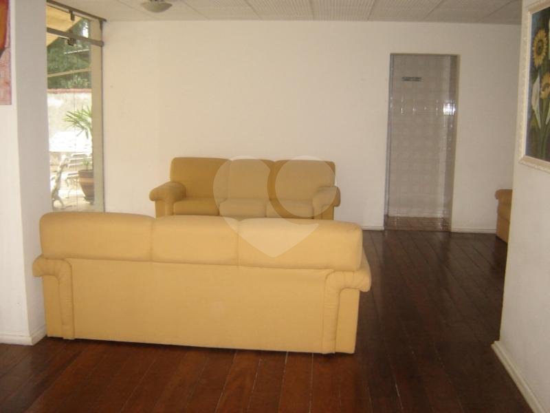 Apartamento com 4 quartos e ampla sala.