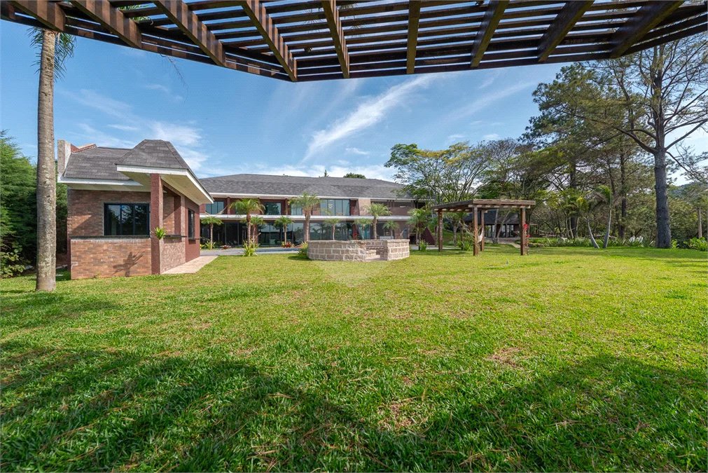 Casa à venda com 4 suítes no condomínio Vale da Santa Fé, Vinhedo - SP