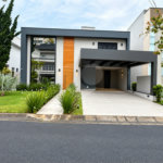 Sobrado de alto padrão no Swiss Park, totalmente reformado, com 4 suítes, piscina, elevador, espaço gourmet, 4 vagas e condomínio com lazer completo.