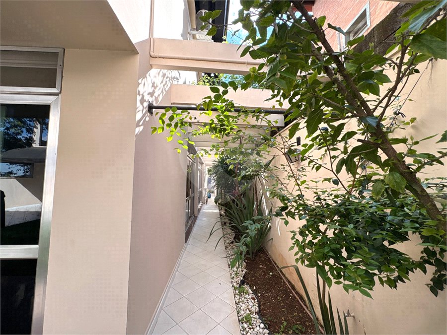 Sobrado à venda com 4 quartos, sendo 3 suítes,  em Jardim São Bento, São Paulo, SP