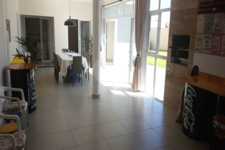 Casa à venda com 4 quartos, sendo 2 suítes, no condomínio Village Ipanema, Araçoiaba da Serra - SP
