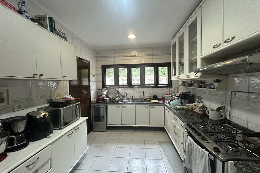 Casa em condomínio com 3 dormitórios, 01 suíte, garagem para 06 carros, área gourmet, piscina.