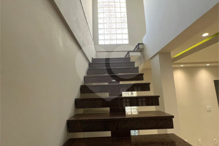 Sobrado à venda com 3 quartos, sendo 1 suíte, em Conjunto Habitacional Brás Cubas, Mogi das Cruzes, SP