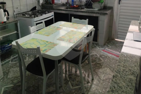 Casa no Jardim Medeiros ampla com 3 dormitórios bem distribuída