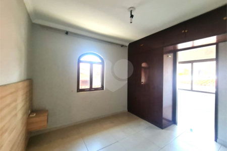 Sobrado à venda com 4 quartos, sendo 1 suíte,  em Interlagos, São Paulo, SP