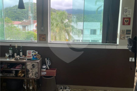 Sobrado à venda com 2 quartos, sendo 1 suíte, em Estância Balneária Hawai, Caraguatatuba, SP